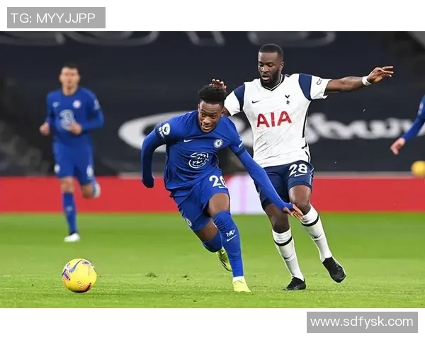 各球队最强阵容中的足球明星们展现巅峰实力与精彩表现 各球队最强阵容中的足球明星们展现巅峰实力与精彩表现